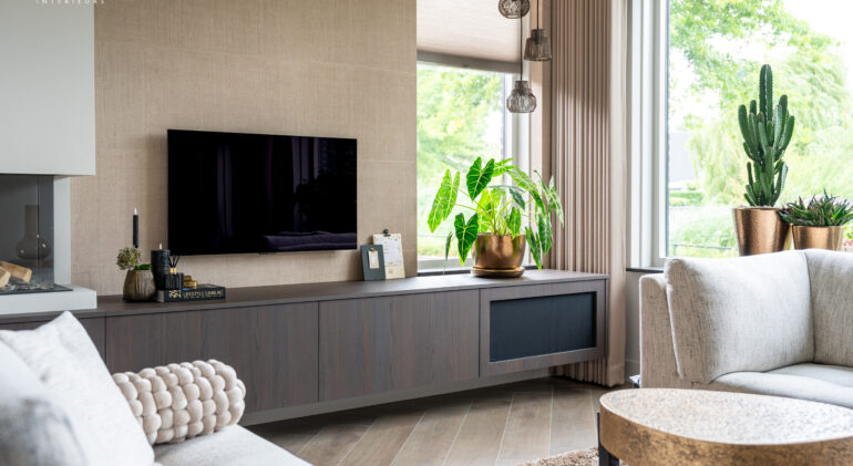 Maatwerk-tv-meubel-zwevend-donker-hout-geintegreerde-haard