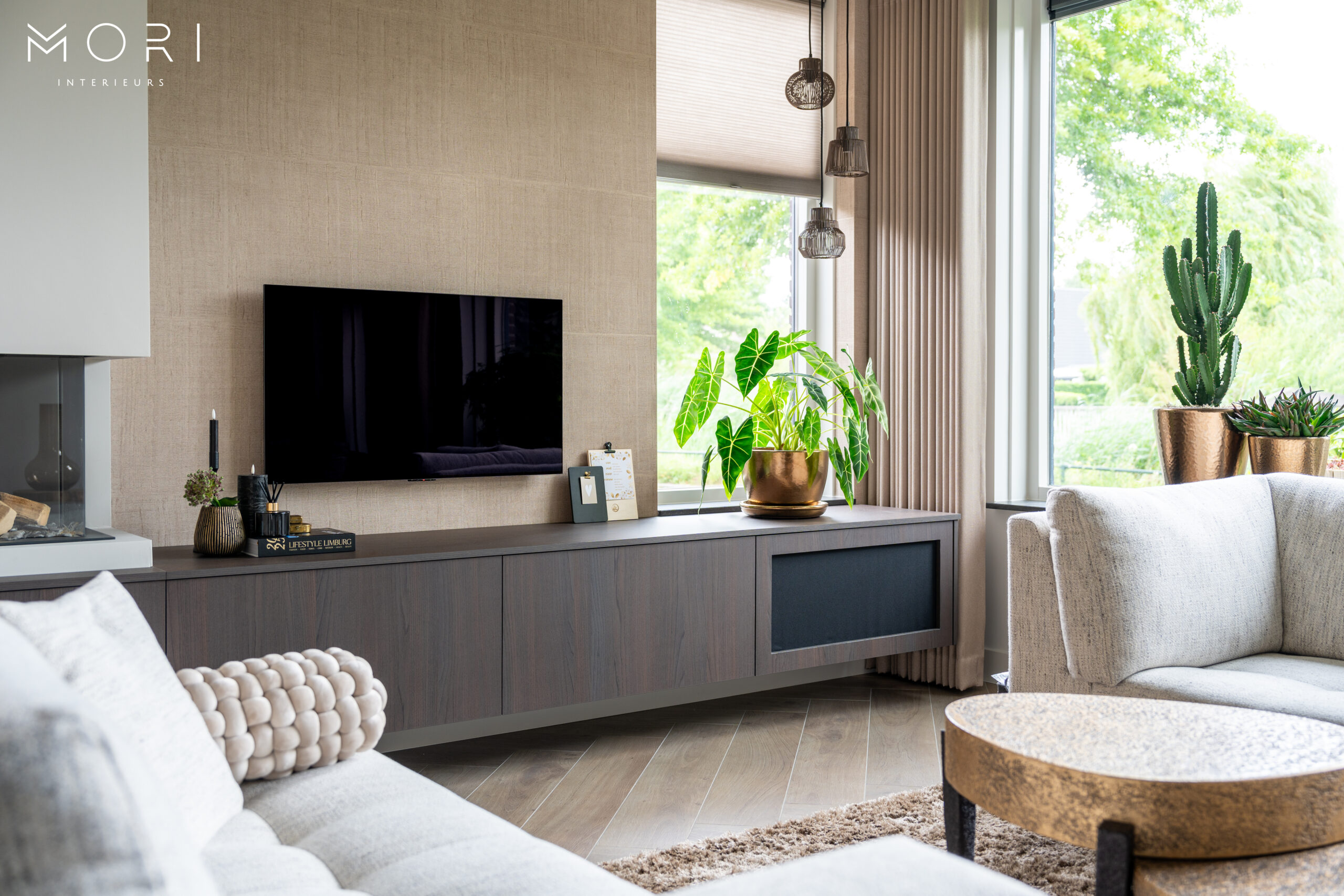 Maatwerk-tv-meubel-zwevend-donker-hout-geintegreerde-haard