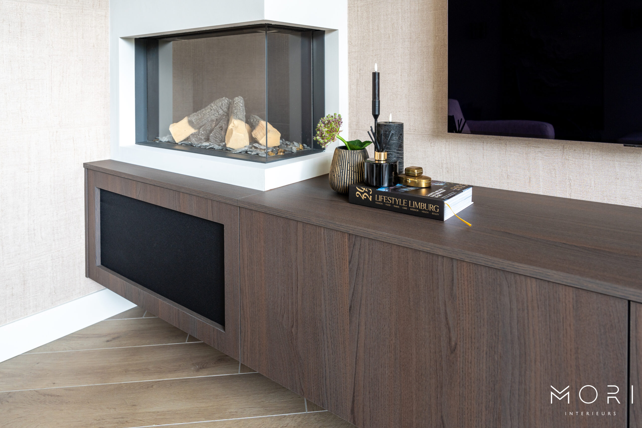 Maatwerk-tv-meubel-zwevend-donker-hout-geintegreerde-haard