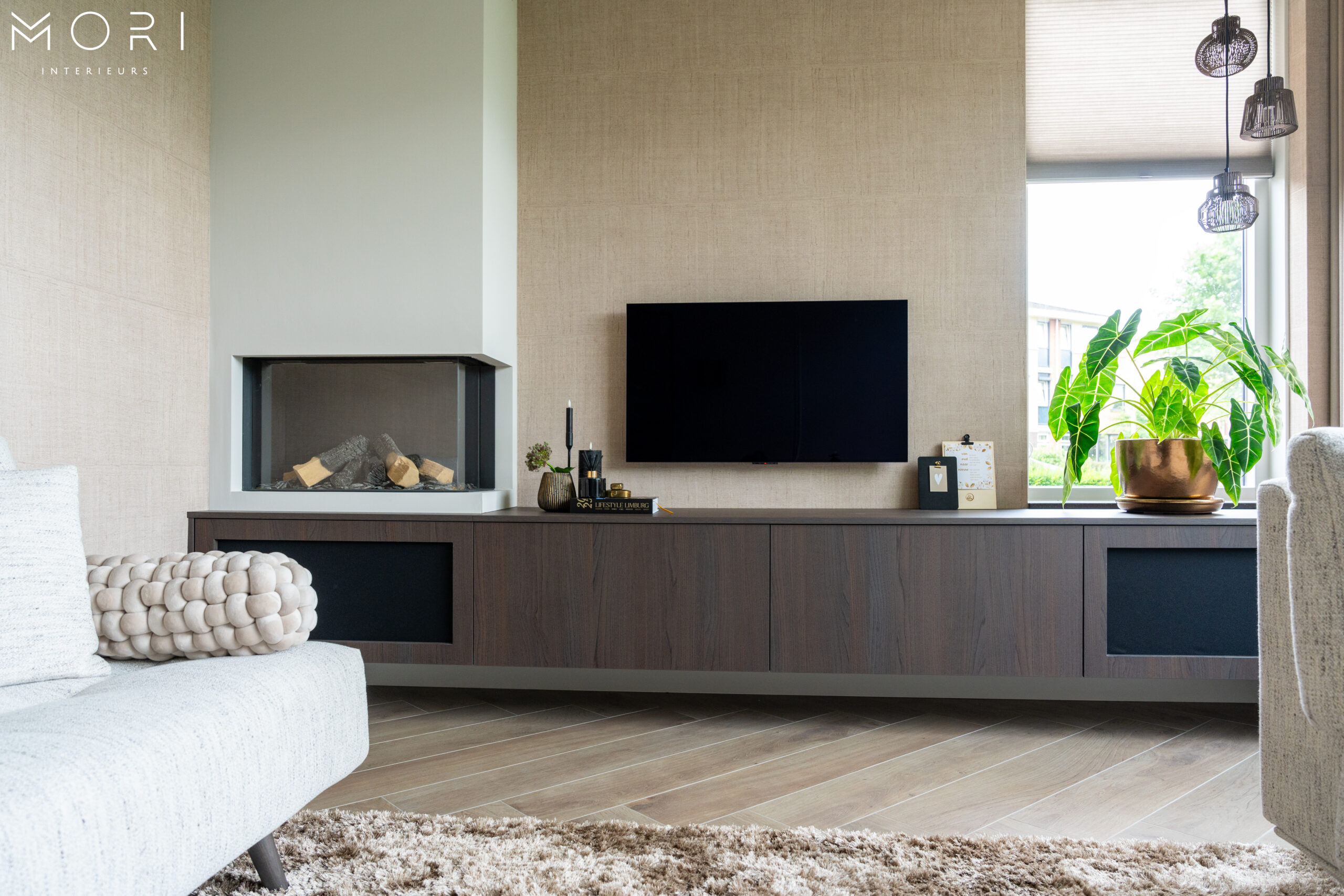 Maatwerk-tv-meubel-zwevend-donker-hout-geintegreerde-haard